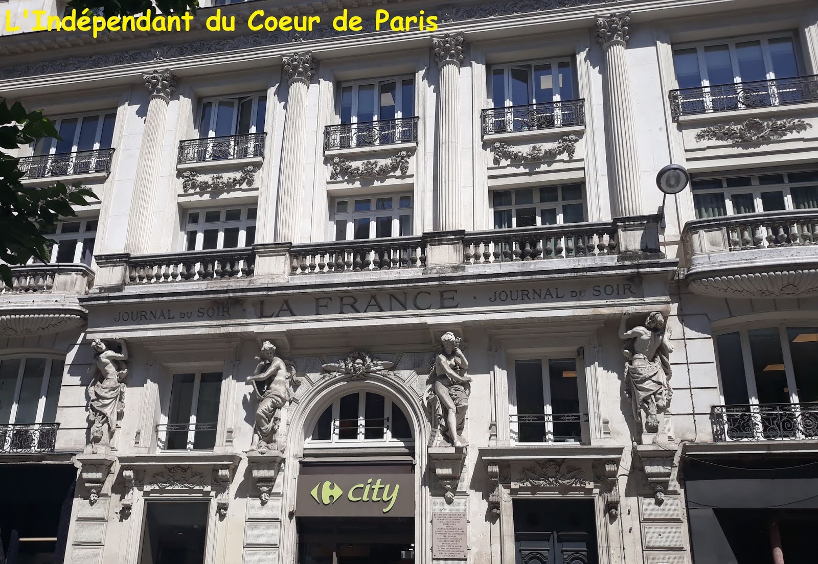 L'Indépendant du Coeur de Paris MMCLXXIX La façade très richement décorée de L'Indépendant du Coeur de Paris MMCLXXIX La façade très richement décorée de