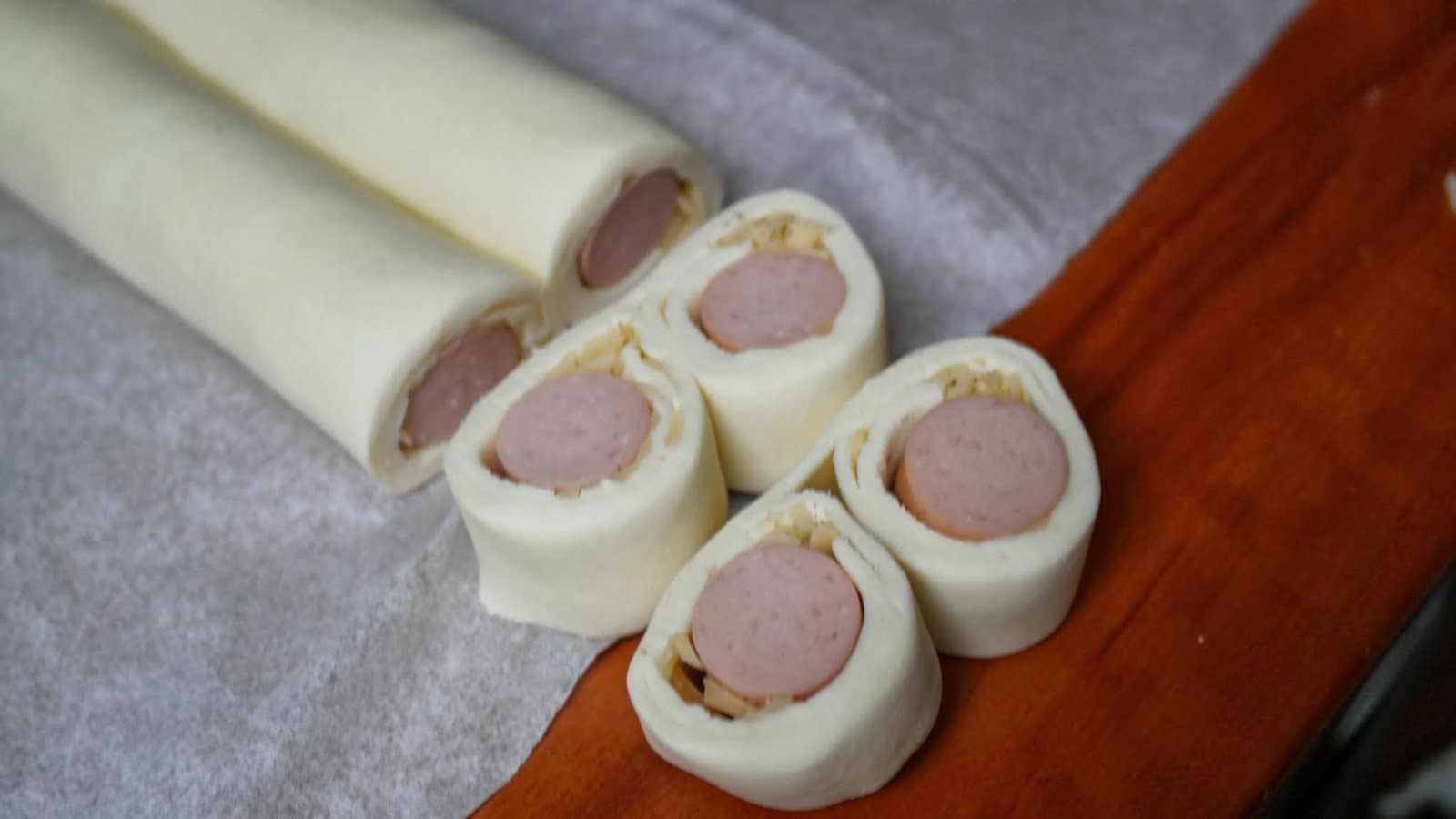 ślimaczki Z Ciasta Francuskiego Z Parówkami