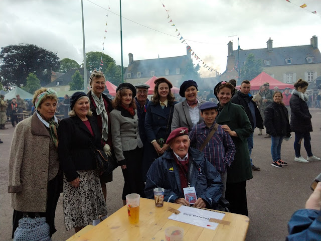 Quelques membres de l'association Crinolines et Cie avec un vétéran américain