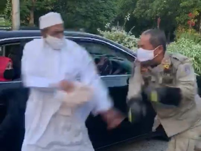 Habib Umar Assegaf Dilaporkan ke Polisi Usai Lawan Petugas PSBB Habib Umar Assegaf Dilaporkan ke Polisi Usai Lawan Petugas PSBB