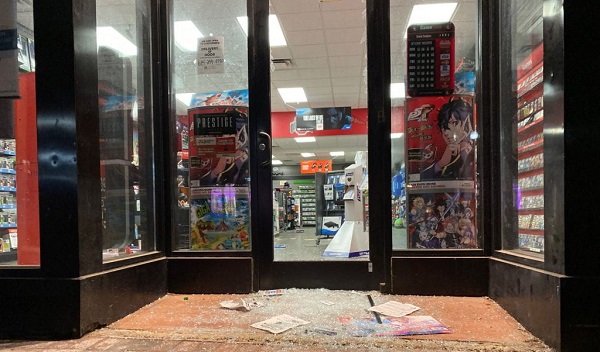 بالفيديو دمار كبير يلحق بمتجر Gamestop و نهب الألعاب و الأجهزة 