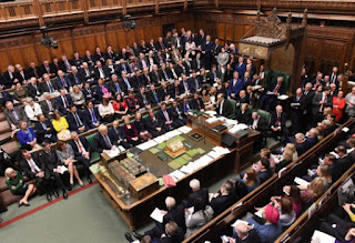 imagem da Câmara dos comuns representando a monarquia constitucional