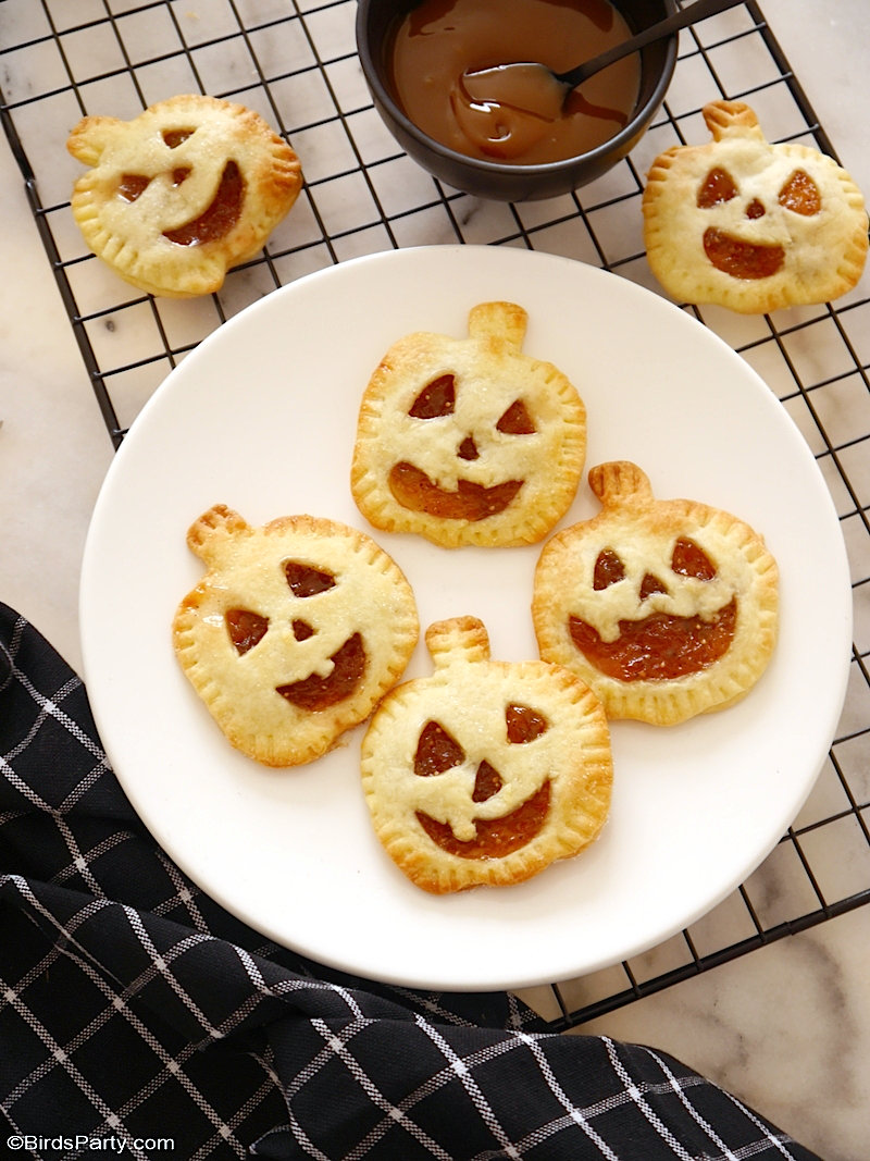 Halloween Jack O' Lantern Hand Pies - made with two ingredients, quick and easy hand pie recipe to make for lunchbox or as a Halloween party treat! by BirdsParty.com @birdsparty #halloween #pie #pies #halloweenpie #jackolantern #halloweendessert #halloweenfood #halloweentreats #halloweenrecipe #handpie