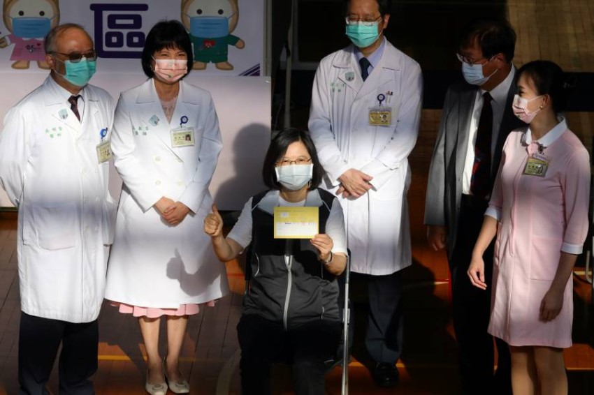 Tsai Ing-wen, President of Taiwan, receives the first dose of the homemade “Medijn-Covid” vaccine Today, Monday, Taiwan President Tsai Ing-wen received the first dose of a homemade anti-Covid-19 vaccine, which also became available to citizens on the same day.