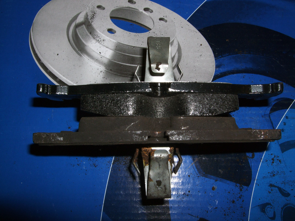 BMW E46 Rear Brake Discs and Pads Replacement