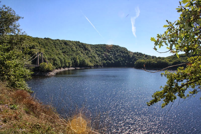 moments de partage Pont suspendu sur le barrage de Rochebut...(creuse)