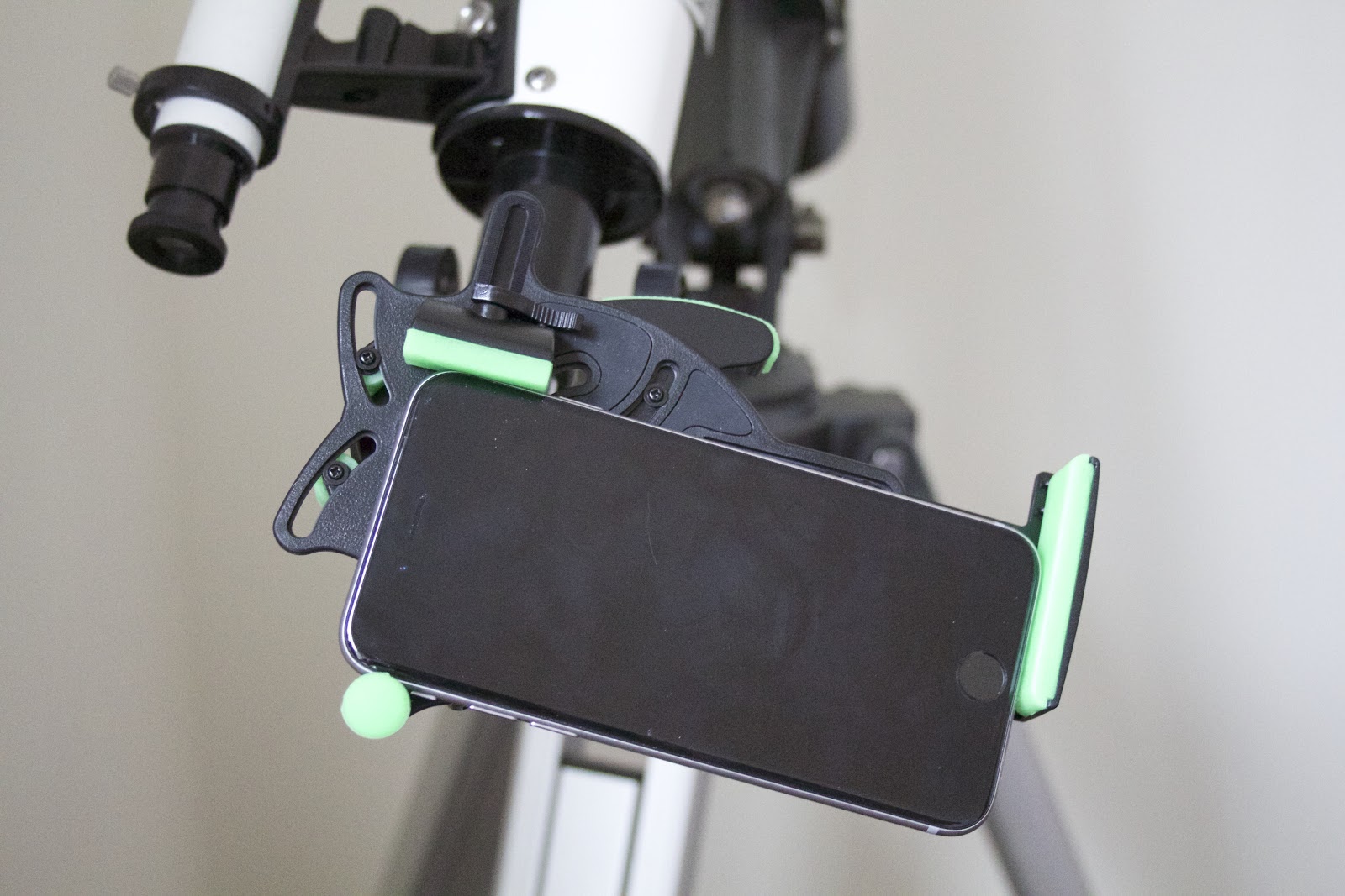 iPhone 6 on Carson Universal Telescope Adapter [Stellar Neophyte