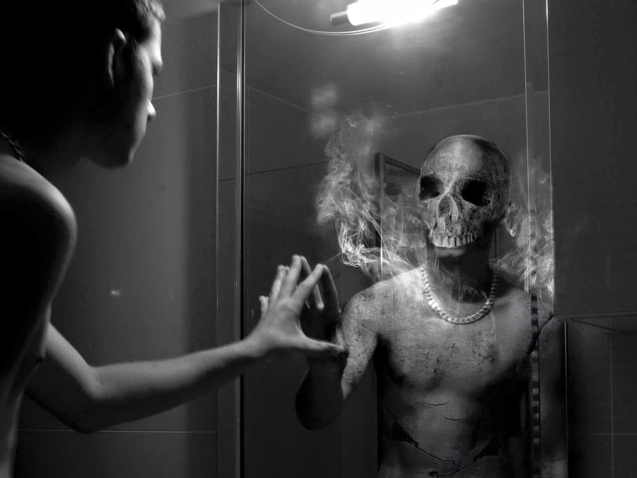 Духи которые вселяются в человека. Духи которые вселяются в человека. Изгоняющий дьявола одержимая. Изгнание дьявола экзорцизм. Как вызвать духа.