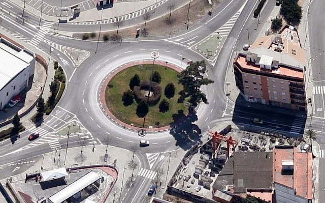 Vista aèria de la rotonda d'Almoines, amb la carretera de Vilallonga al nord