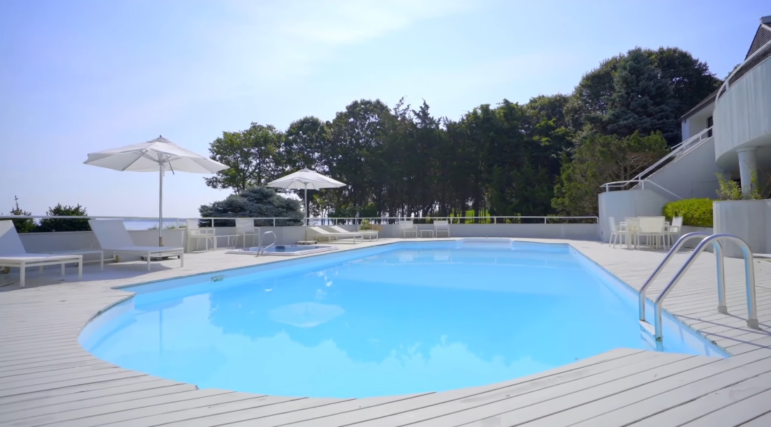 Tour 28 Hedges Banks Dr, East Hampton vs. 25 Interior Design Photos