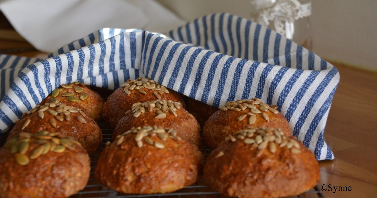 ganske enkelt Rundstykker med cottage cheese og raspet gulrot