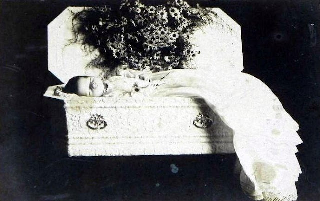 Fotografía Post mortem de un niño fallecido en el siglo XIX.