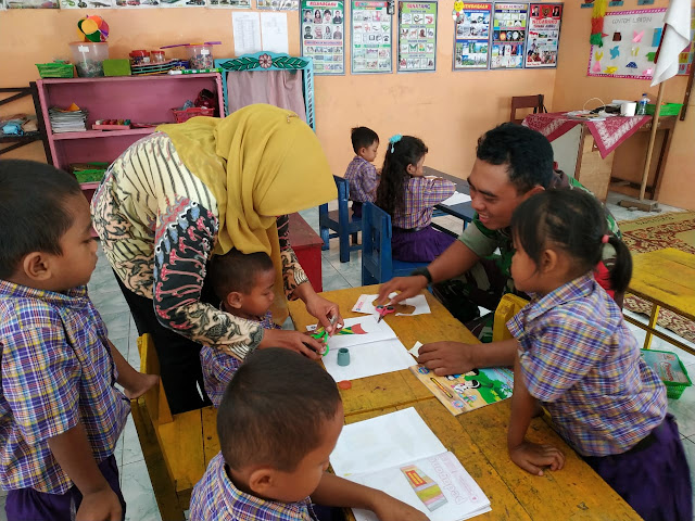 Tampak Keakraban Babinsa Karangtengah Bersama Siswa Siswi TK Darma Wanita