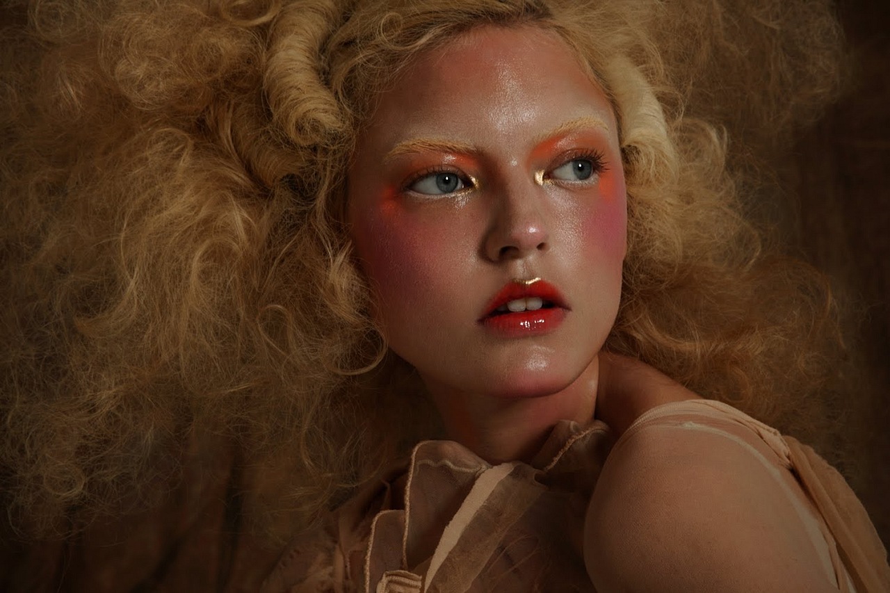 маска для разглаживания морщин в домашних условиях. блондинка с голубыми глазами. новое личико. женское лицо. омоложение кожи.