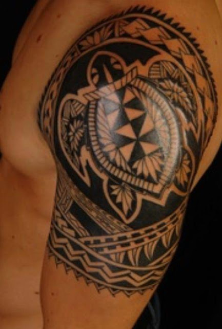 Tatuaje tribal tortuga maorí