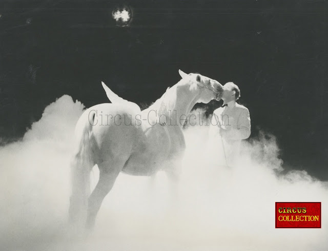 Un cheval aillé dans un nuage embrasse Fredy Knie senior 
