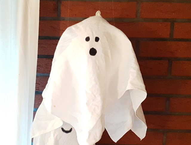 Schwebende Geister: Eine blitzschnelle Last-Minute-Halloween-Deko mit Luftballons basteln. Eine leichte DIY-Anleitung für Kinder und Erwachsene