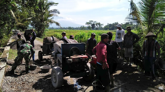 Babinsa Dan Masyarakat Semangat Bergotong Royong Membangun Desa