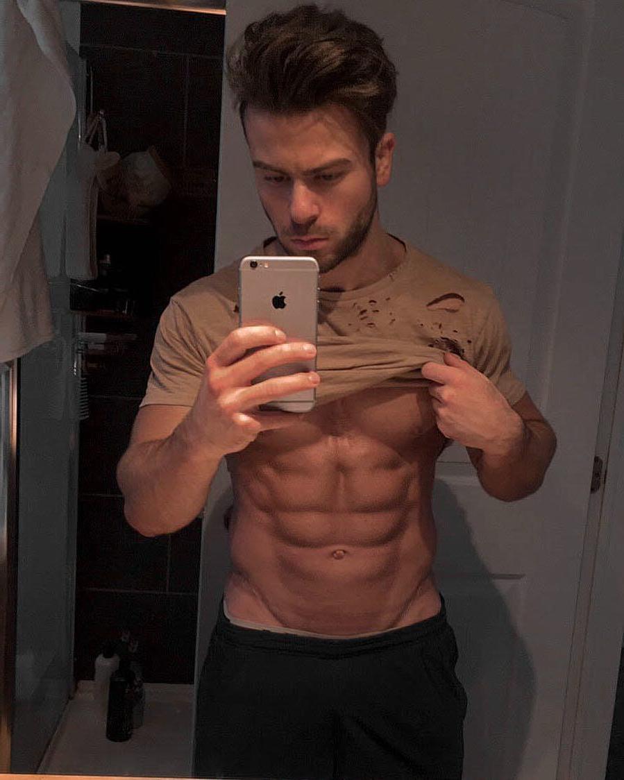 joey-hornyak-abs-selfie