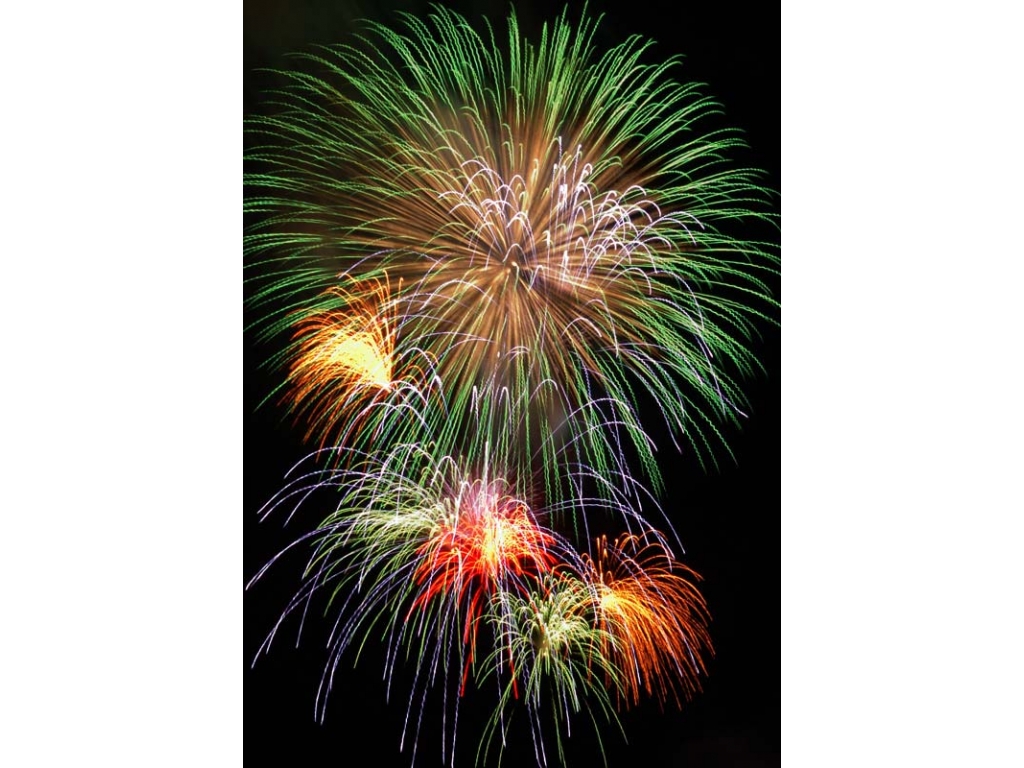 реклама фейерверков. салют на черном фоне. новый год в великобритании. презентация на тему фейерверк.