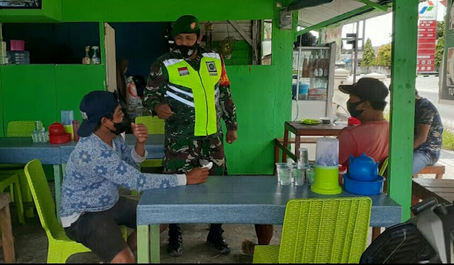 Babinsa Erwin E Sidabutar Sosialisasikan Kepada Warga Cara Memakai Masker Agar Terlindung dari Covid-19 Babinsa Erwin E Sidabutar Sosialisasikan Kepada Warga Cara Memakai Masker Agar Terlindung dari Covid-19