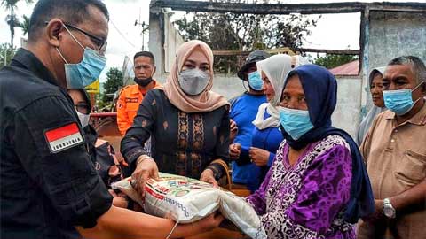 Ketua Tp-Pkk Kabupaten Solok Serahkan Bantuan Kebakaran Di Sulit Air