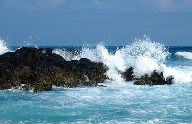 Có nơi sóng lại tung ghềnh đá trắng xóa và bất kể ở đâu, nước đều xanh ngắt 