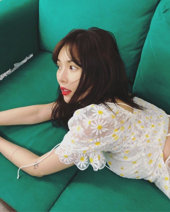 Hyuna koltukta uzandığı fotoğraflar paylaştı