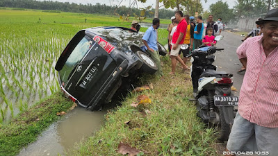 Hilang Kendali, Satu Unit Mobil Toyota Avanza Terperosok ke Parit Sawah