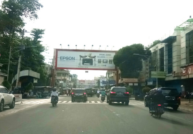 Jalan Sutomo, Wajah Kota Pematangsiantar Nan Sumuk, Papan Reklame dan Kemacetan Pengunjung Toko Roti  