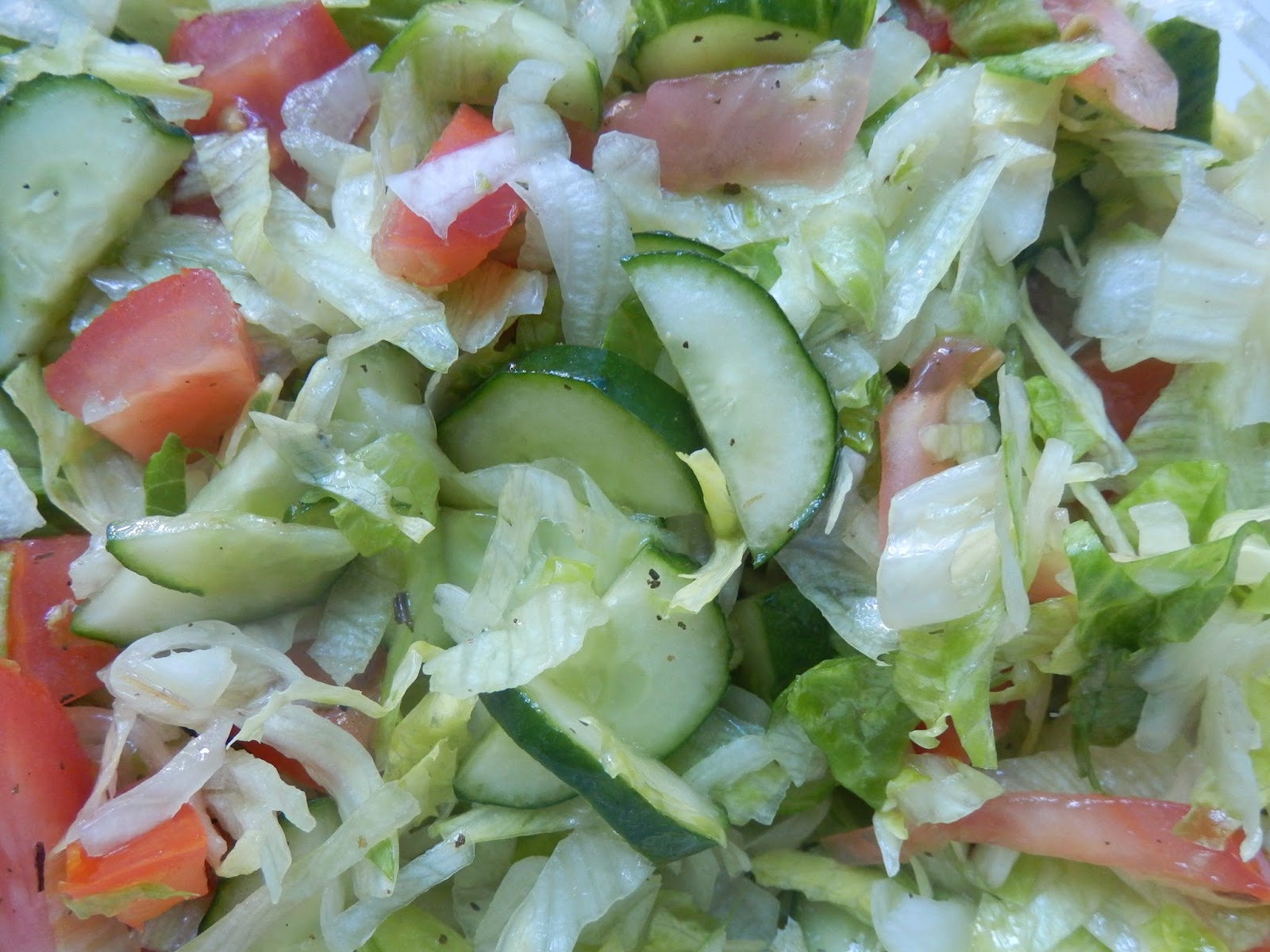 салат айсберг с помидорами. салат с фетой салатом помидорами. салат из айсберга помидор и огурцов. салат из айсберга помидор и огурцов. салат из салата айсберг с помидорами.