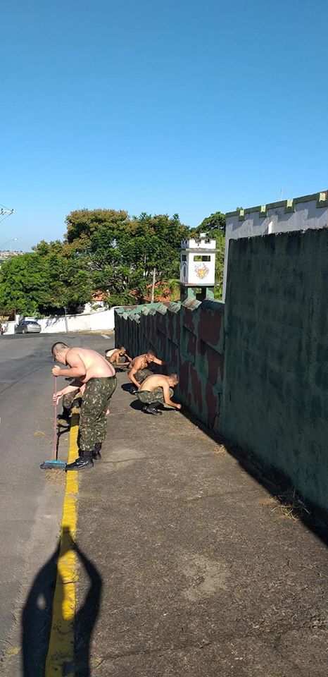 Atiradores realizam mutirão de limpeza na área externa do Tiro de Guerra Atiradores realizam mutirão de limpeza na área externa do Tiro de Guerra