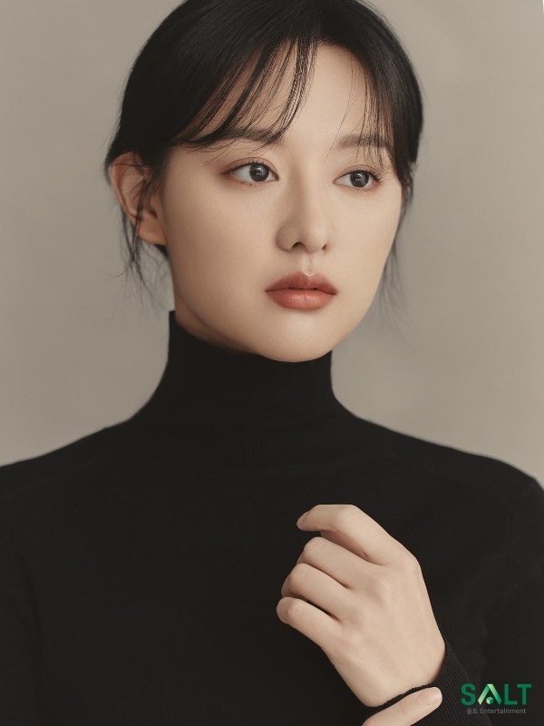 كيم جي وون تتألق في صور ملف تعريف جديدة مذهلة قبل الدراما القادمة