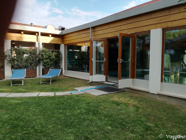 La Piscina coperta con annesso solarium del campeggio