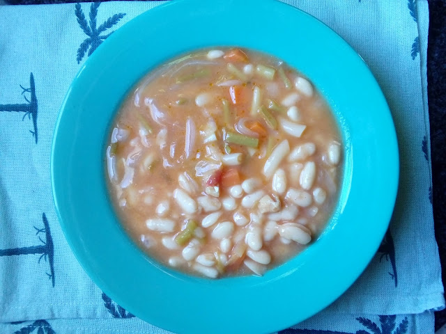 Judías blancas con bacalao y ajos tiernos