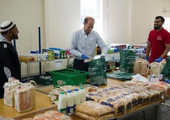 The Earl and Countess of Wessex joined volunteers at Shah Jahan Mosque, where they helped pack food parcels
