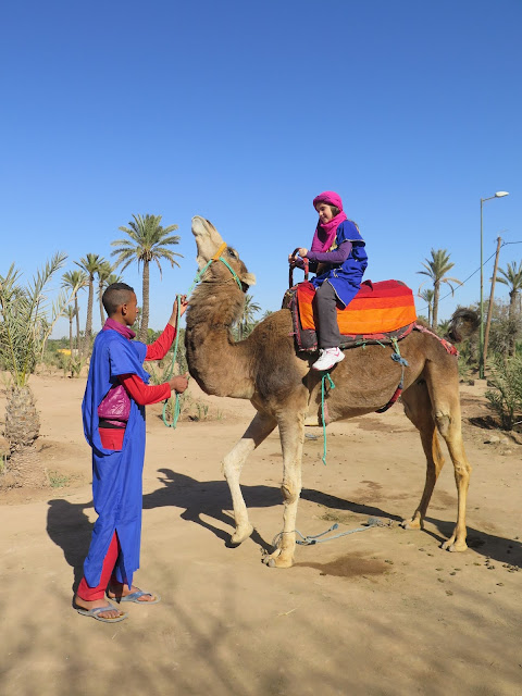 Macarena montando en camello en el Palmeral de Marrakech