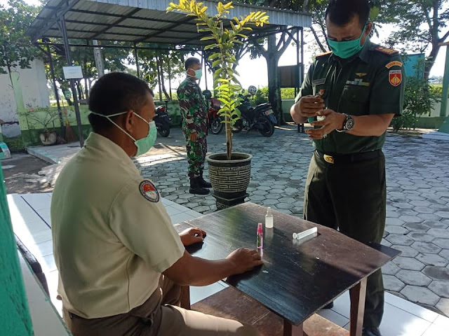 Antisipasi Corona Anggota Koramil Sumberlawang Cek Suhu Tubuh Antisipasi Corona Anggota Koramil Sumberlawang Cek Suhu Tubuh