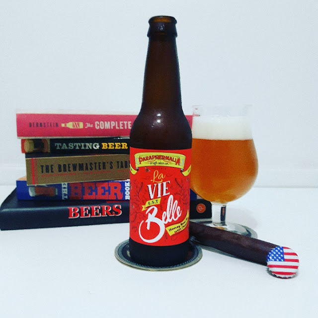 Cervejaria: Cerveceria Mexicana Origem: México ABV(%): 5,6 Estilo: American Blonde Ale Embalagem: Garrafa de 330 ml É uma cerveja de coloração âmbar, com corpo turvo. Apresentou boa coroa de espuma, de cor marfim, boa persistência formando um bom belgian lace no copo. Presença de bastante partículas em suspensão. No aroma o malte remete a presença de cereais, biscoito e caramelo. O lúpulo é levemente herbal e cítrico, apresentando notas de doces de laranja e abacaxi. O sabor acompanha o aroma, com o dulçor se sobressaindo a leve amargo. O aftertaste é duradouro com sutil amargor. Corpo leve, textura sedosa e rescência média. Cerveja com alto drinkability! Boa cerveja! Salute! Luiz Araújo