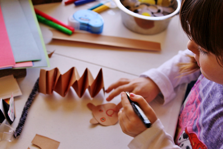Simple accordion paper craft pets project for kids.