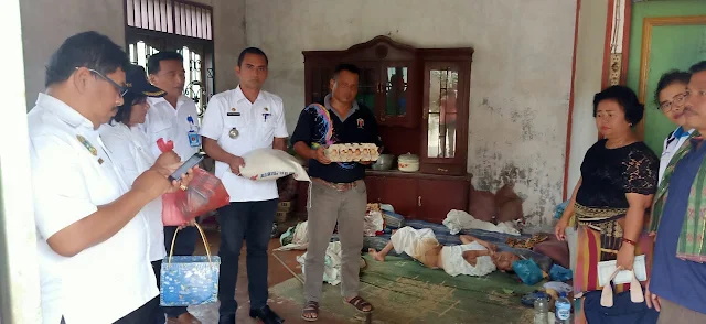 Camat Sibolangit Febri Gurusinga Berikan Tali Asih ke Warga Kurang Mampu