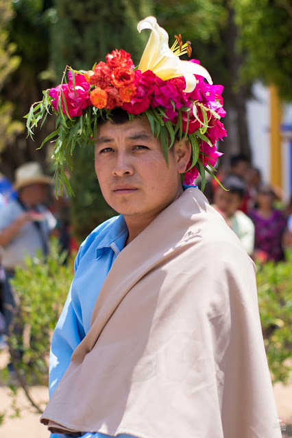 apostol con corona de flores en Oaxaca