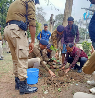 पुलिस सप्ताह पर सहरसा एसपी श्री राकेश कुमार ने अपने कार्यालय परिसर में किया वृक्षारोपण पुलिस सप्ताह पर सहरसा एसपी श्री राकेश कुमार ने अपने कार्यालय परिसर में किया वृक्षारोपण