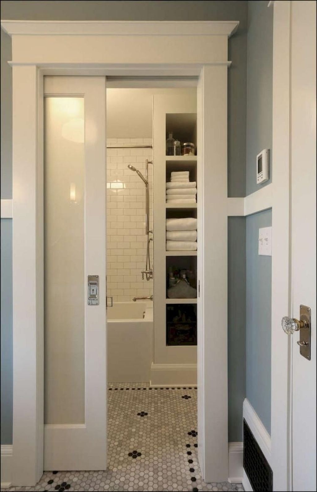 Двери кухня ванная. Узкая дверь в ванную. Раздвижная дверь в туалет. Раздвижные двери в коридоре. Раздвижные двери в ванную комнату.