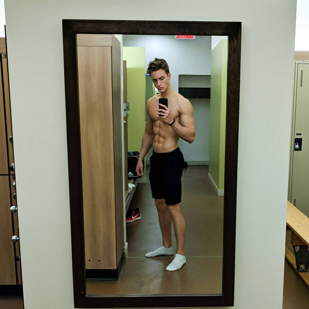 sexy-young-blond-college-boy-shirtless-body-teen-hunk-ripped-sixpack-abs-selfie
