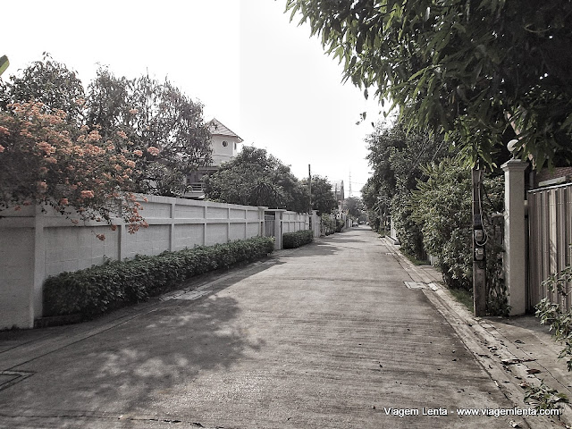 Calma na vizinhança ao norte da cidade de Bangkok