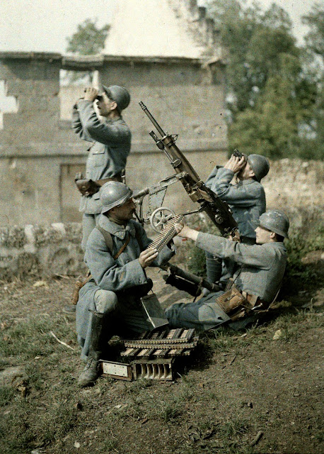 Французская зенитная батарея в Бьюси-ле-Лонг, 1917. На снимке пулемет Гочкиса, который заряжается специальными обоймами на 25 патронов, этот пулемет мог заряжаться и обычной лентой.