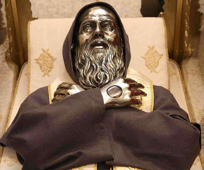 Urna com as relíquias de São José de Cupertino na Basílica a ele dedicada em Osimo, Itália Urna com as relíquias de São José de Cupertino na Basílica a ele dedicada em Osimo, Itália