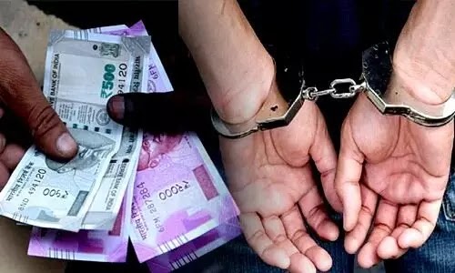 रेवेनुए इंस्पेक्टर 28 हजार की रिश्वत लेते रंगे हाथ गिरफ्तार -  newswitnessindia