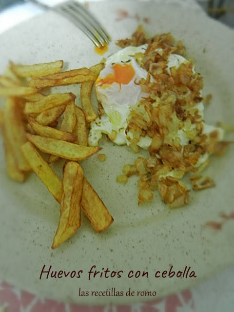 Huevos fritos con cebolla